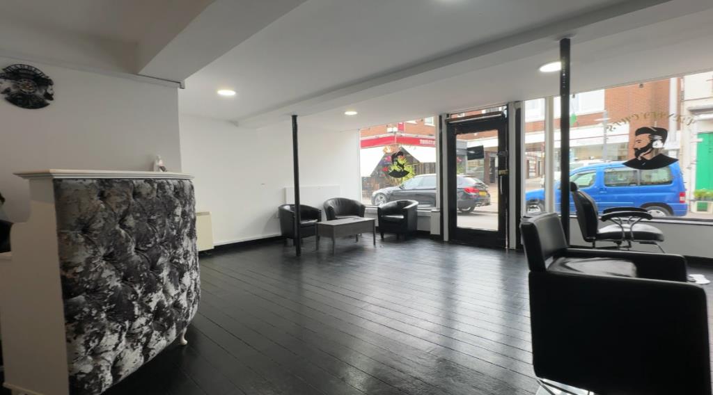 Lot: 60 - FREEHOLD MIXED USE INVESTMENT IN TOWN CENTRE - Reception and waiting area to salon